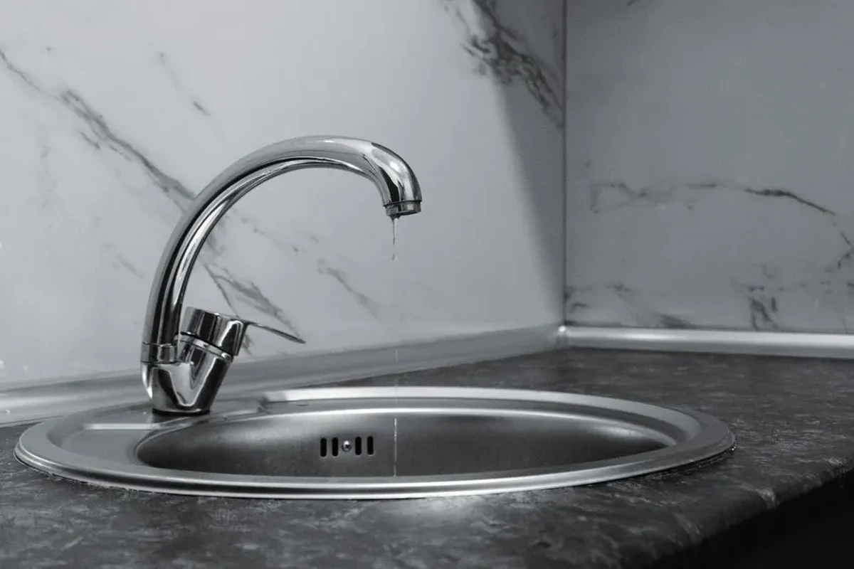 Aquaplus, βρύση κουζίνας πάνω από ανοξείδωτο νεροχύτη