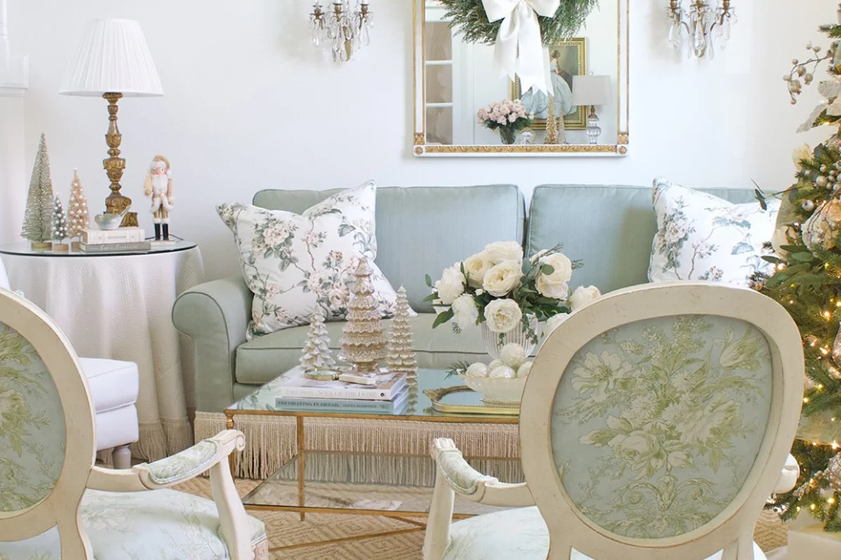 Sbokos Deco Art, στολισμένο σαλόνι με λουλούδια και διακοσμητικά
