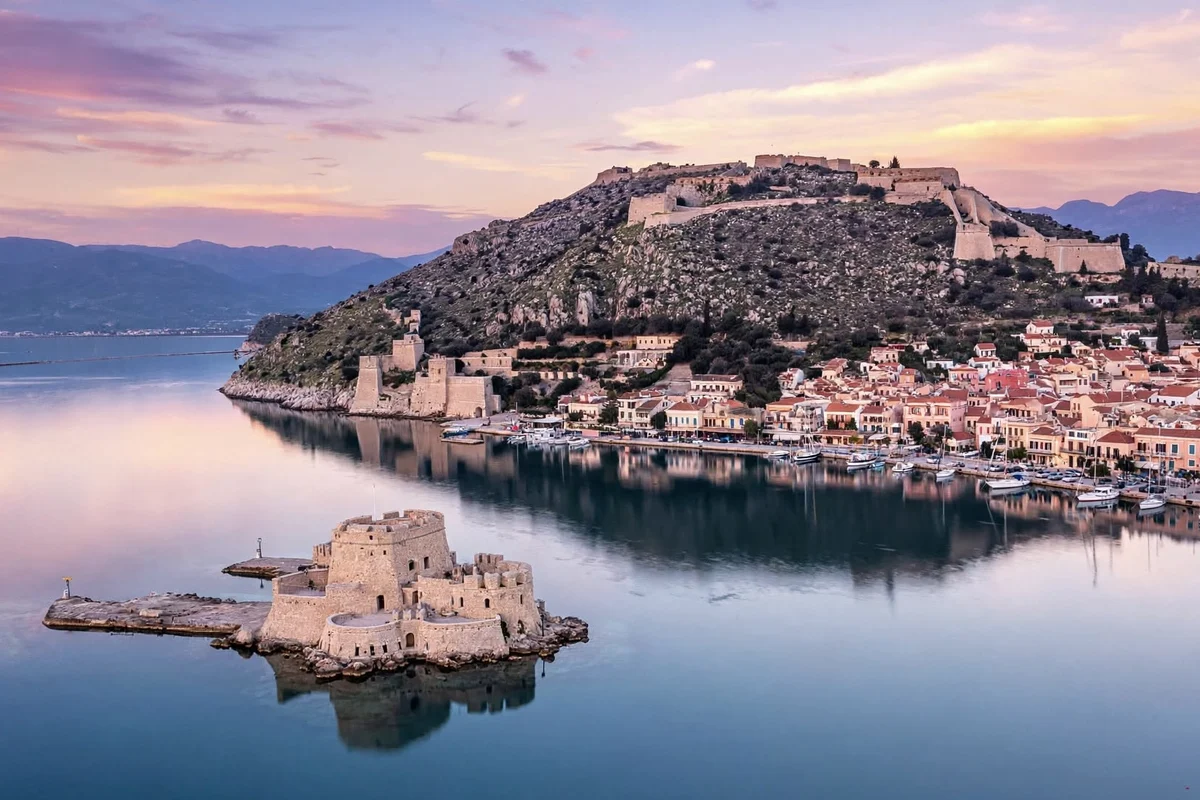Sergiani Travel, το Ναύπλιο και το Μπούρτζι στο σούρουπο