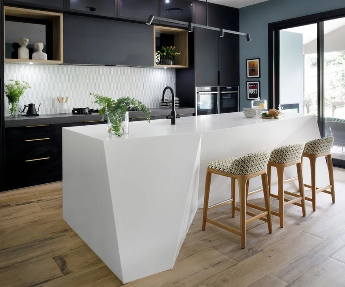 Solid Factory, λευκή νησίδα κουζίνας από solid surface σε μοντέρνα κουζίνα